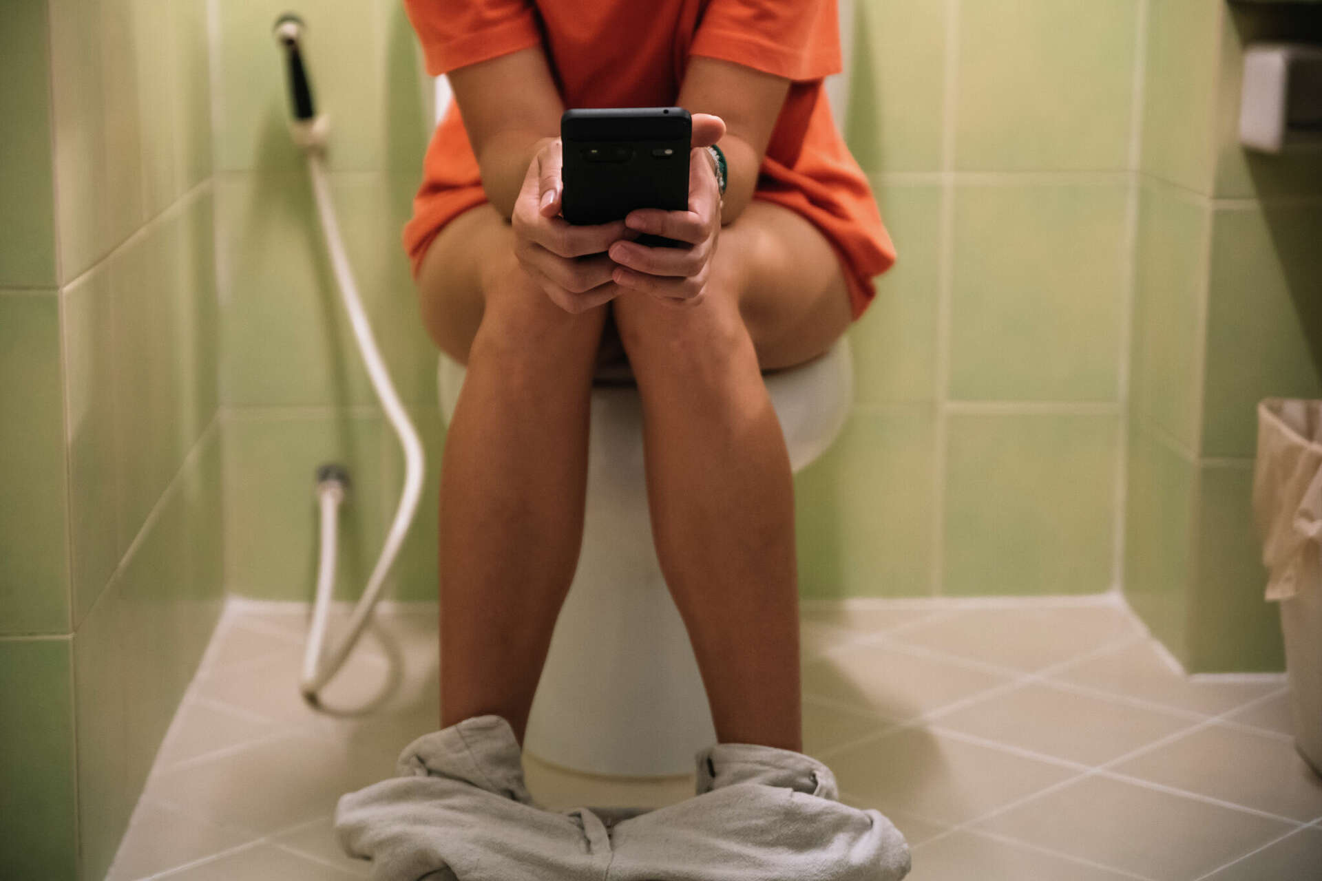 Hosszú telefonozás a vécén: miért lehet veszélyes az egészségünkre?