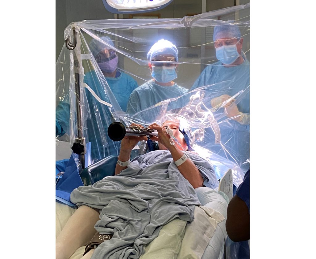 Zene közben gyógyul az agy: Parkinson-kóros nő klarinétozott műtét közben