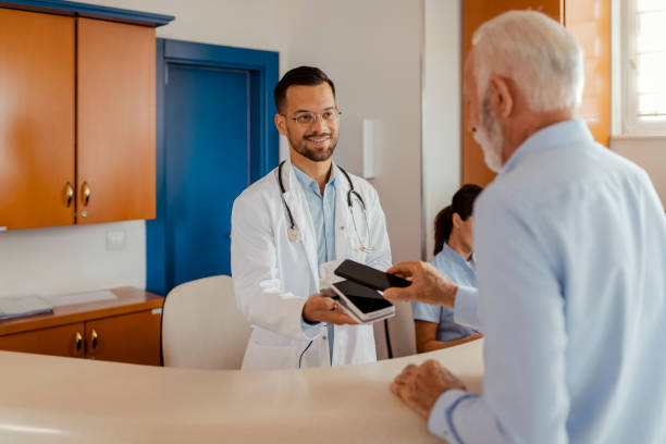 orvosi vizsgálat és tanácsadás idős páciens számára
